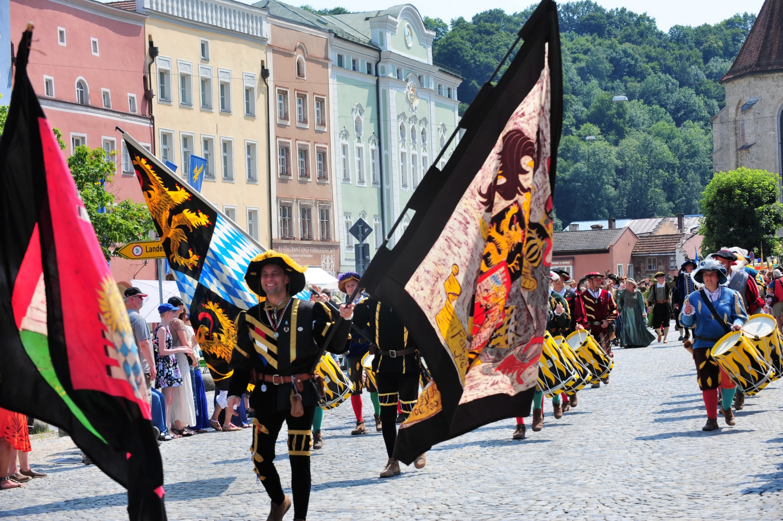 Historisches Burgfest auf der weltlängsten Burg Oberbayern echt Bayern