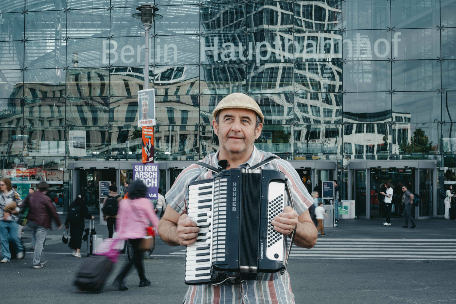 Gstanzlsänger Ritsch Ermeier mit Akkordeon vor dem Berliner Hauptbahnhof