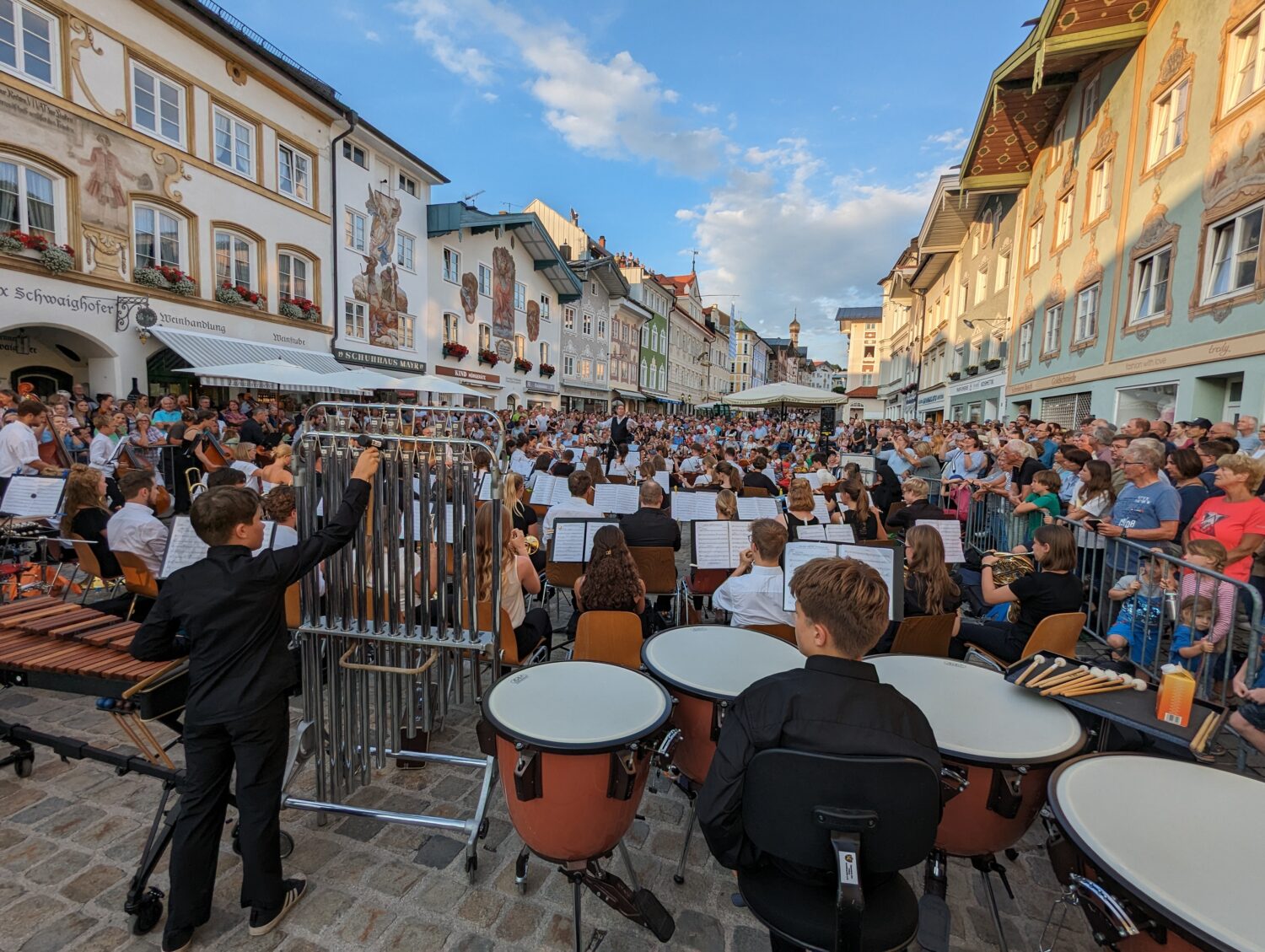 Kleine Künstler beim Open-Air-Konzert des Jugendsinfonieorchesters.