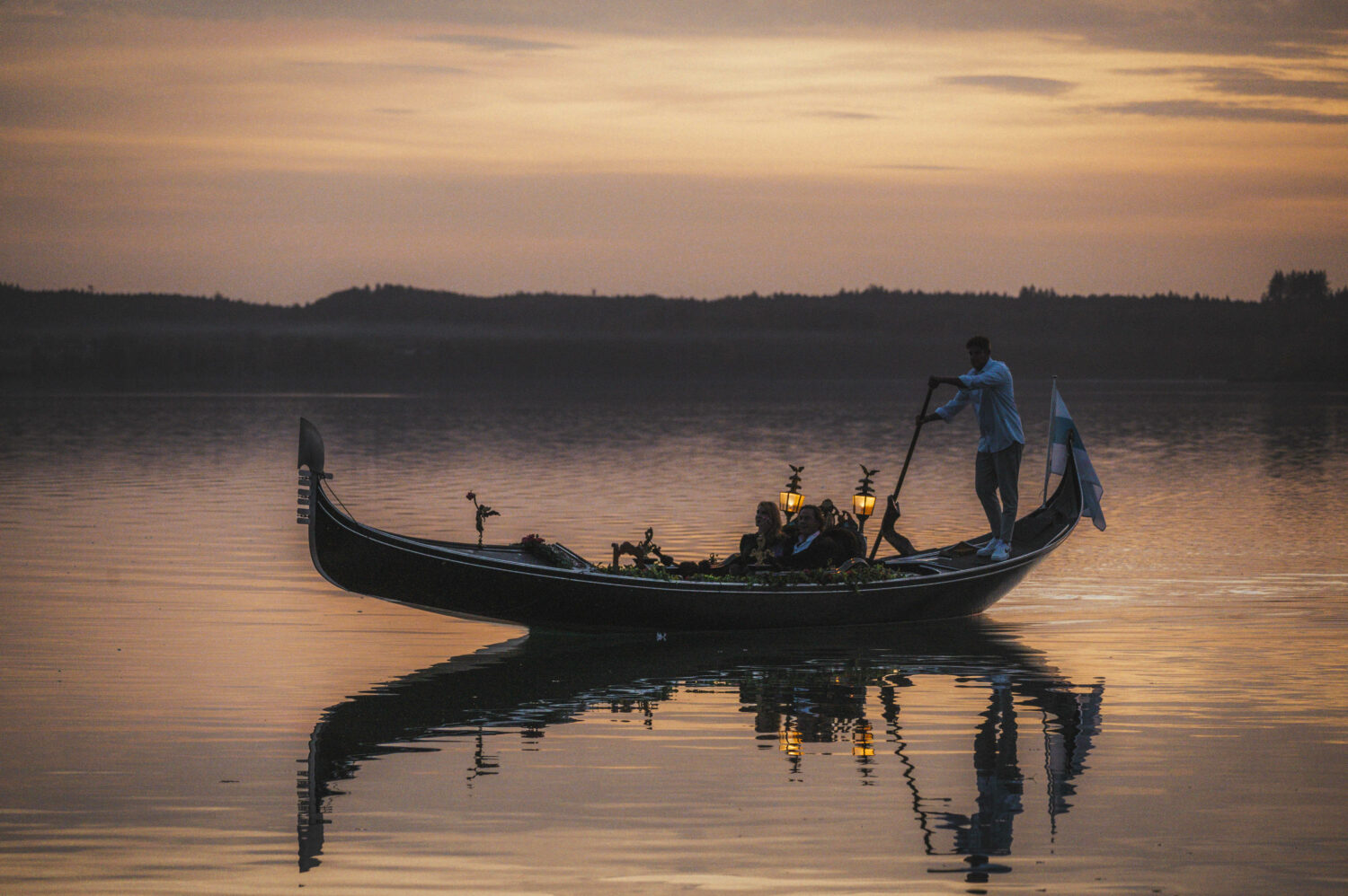 Gondoliere am Wörthsee im Sonnenuntergang